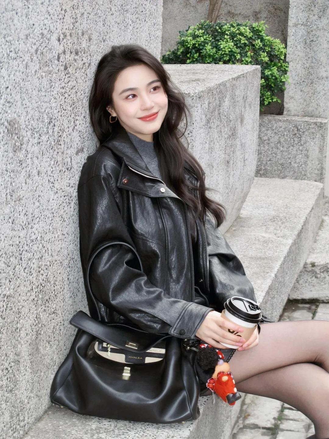 皮衣小皮裙，黑丝大波浪看似御姐，笑容却甜，敢追否？气质皮裙皮装美腿