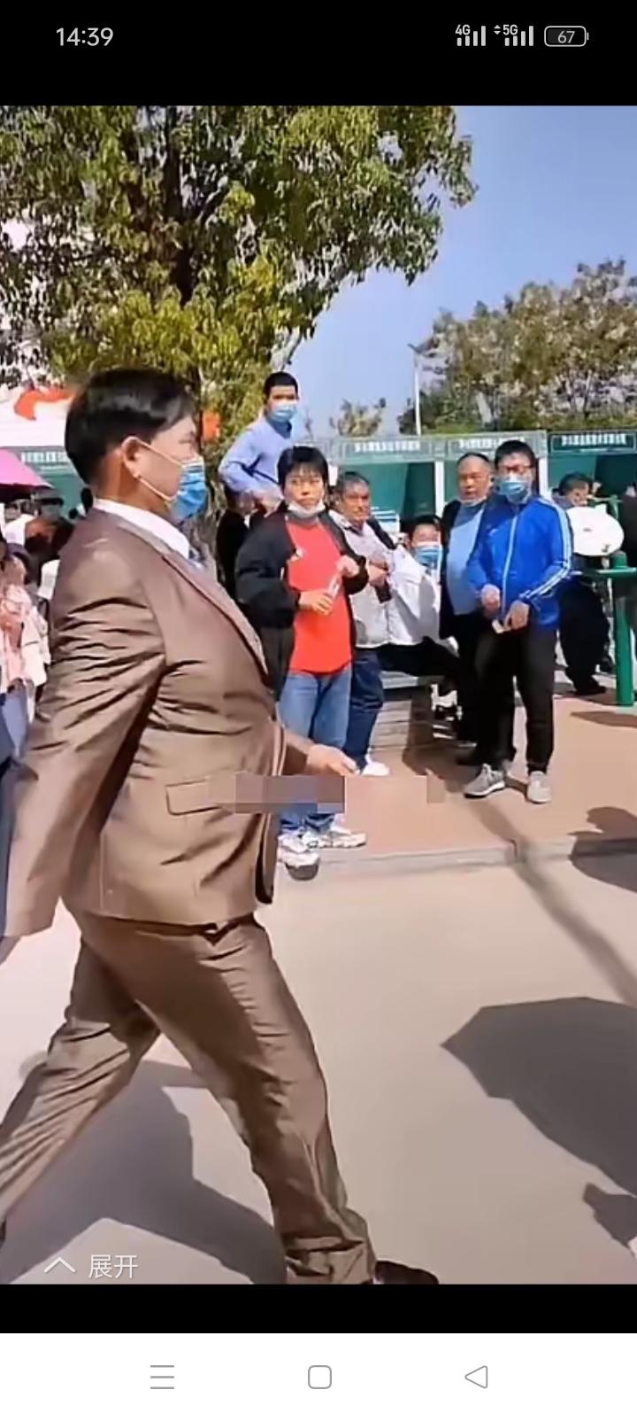 瞧瞧这姿势，这步伐，猛一看像朱之文，仔细一看，还真不是，咋看咋像大衣哥。凶纠纠，