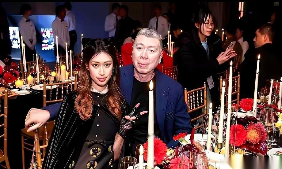 镜头前，徐帆的养女徐朵，当着所有人的面，冲她喊了一声：“徐帆。”不是“妈”，就