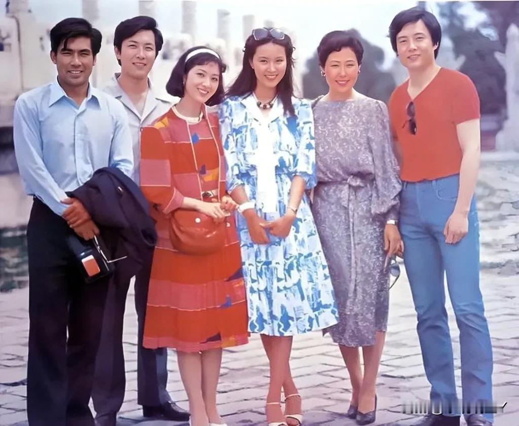 曾经红极一时的六位老演员，这是上世纪80年代他们年轻时的一张合影老照片，大家还能