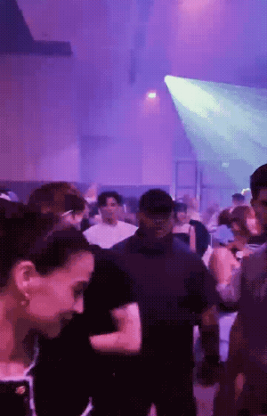 王嘉尔这一天到底做了多少事被王嘉尔的日常效率惊到了！一天之内完成多项行程，舞台