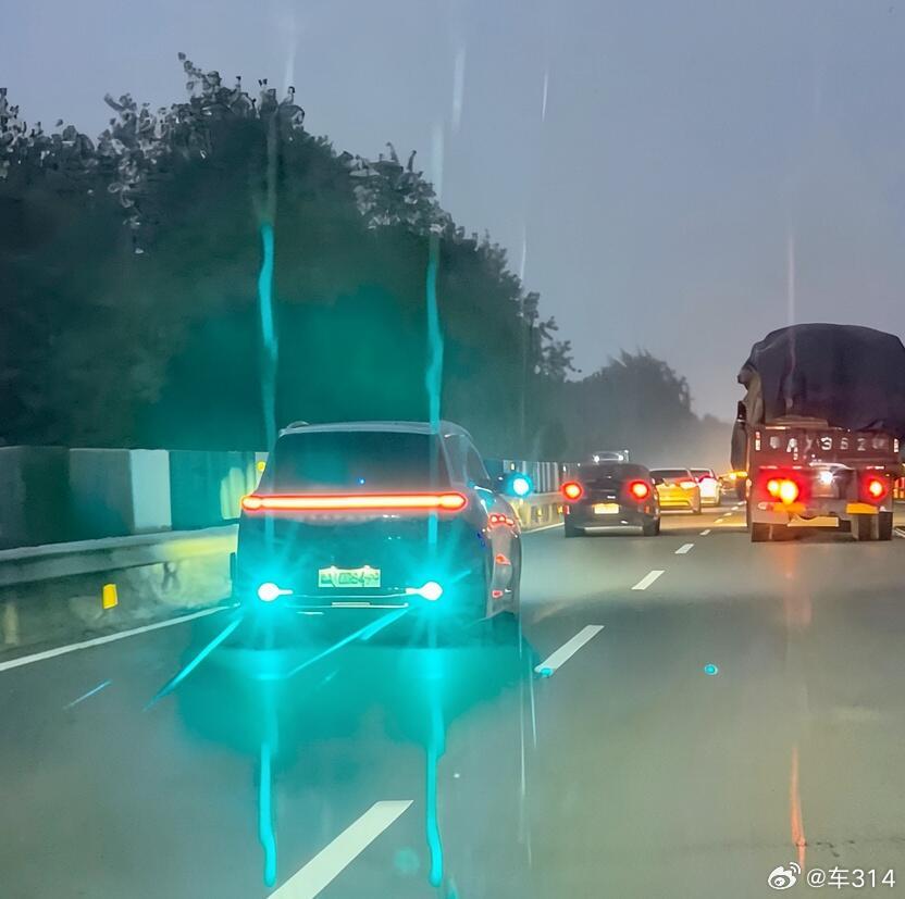 智驾“小蓝灯”要被新规ban掉了吗？这我真是有点意外，我觉得小蓝灯是个...