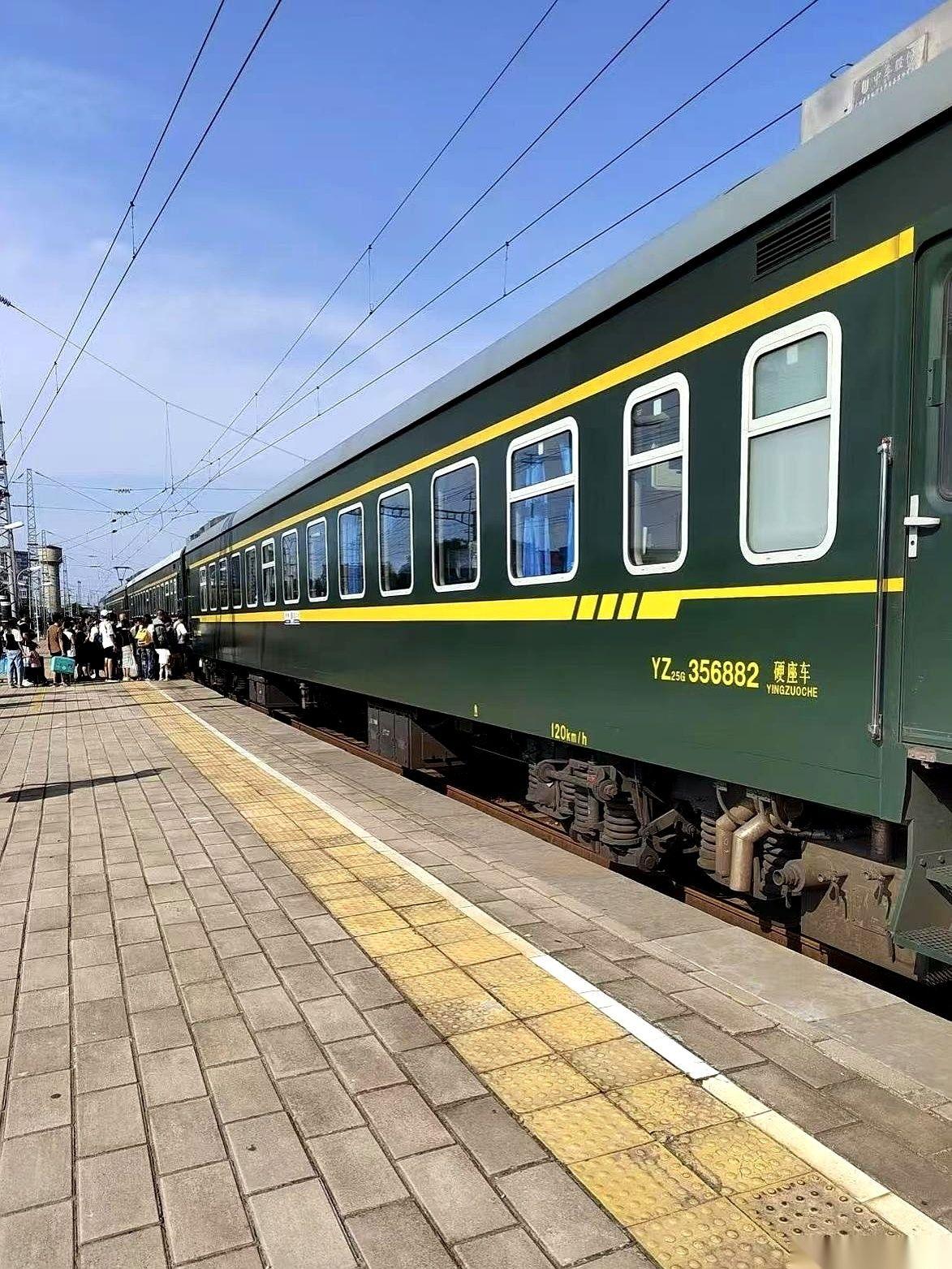 飞机和高铁估计都没想到，今年春运的“顶流”，竟然是那慢悠悠的绿皮火车。一张票都