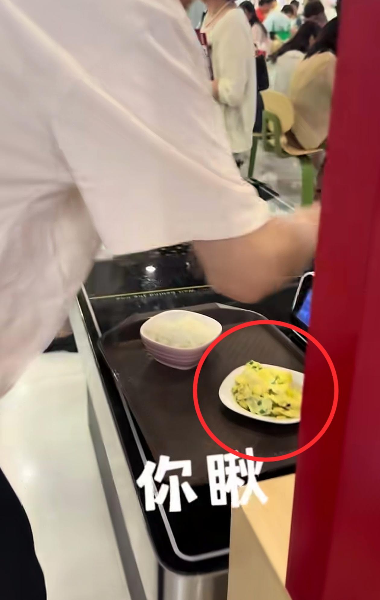 “韦神太节约了，35度高温只吃一个菜”7月2日，有博主在北大食堂观察到韦神买单，