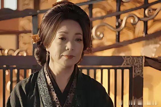 《百花杀》里真正要太子命的，不是皇帝，是那个天天给他夹菜的老太太。所有人都在猜，