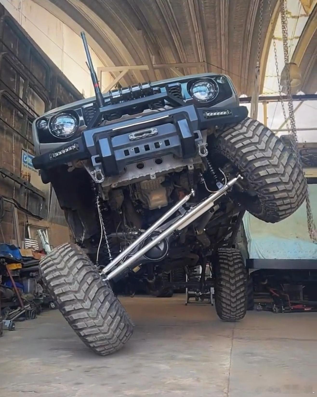 这才叫硬派越野啊。这就是整体桥的魅力。要我说我的柴油300也是泛越野。双叉臂看着