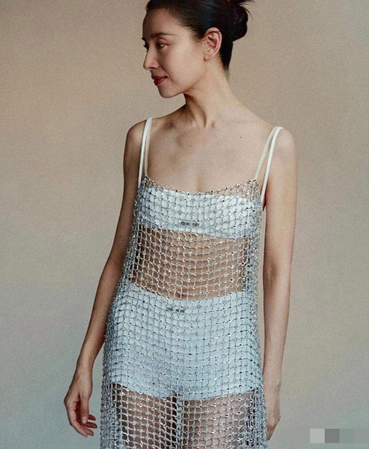 董洁……不该穿这种暴露身材的裙子的[无奈吐舌]。其实按年龄她也不大，穿得整齐时也还很