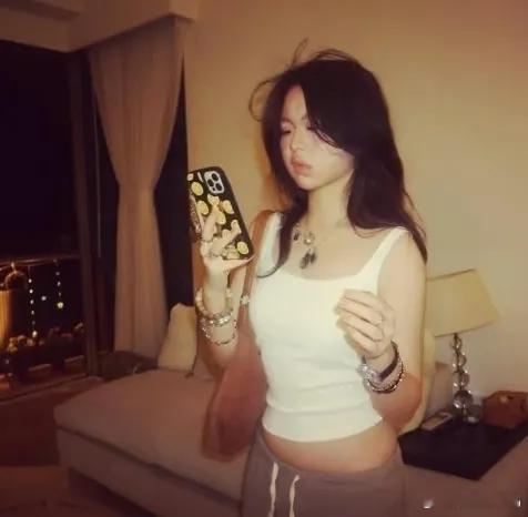 王浩信和陈自瑶的女儿恋情曝光了？听说才13岁，刚上初中呢，这也太早熟了点吧！说真