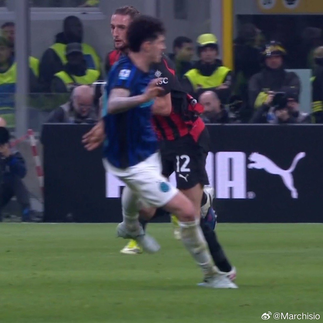 继续挨嘘：米兰球迷用嘘声招呼了巴斯托尼，这是这位意大利铁卫连续第三场客场拿球就挨