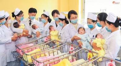 朝鲜首次诞生五胞胎，名字合起来竟是“效忠金正恩”近日，朝鲜传出首例五胞胎诞生