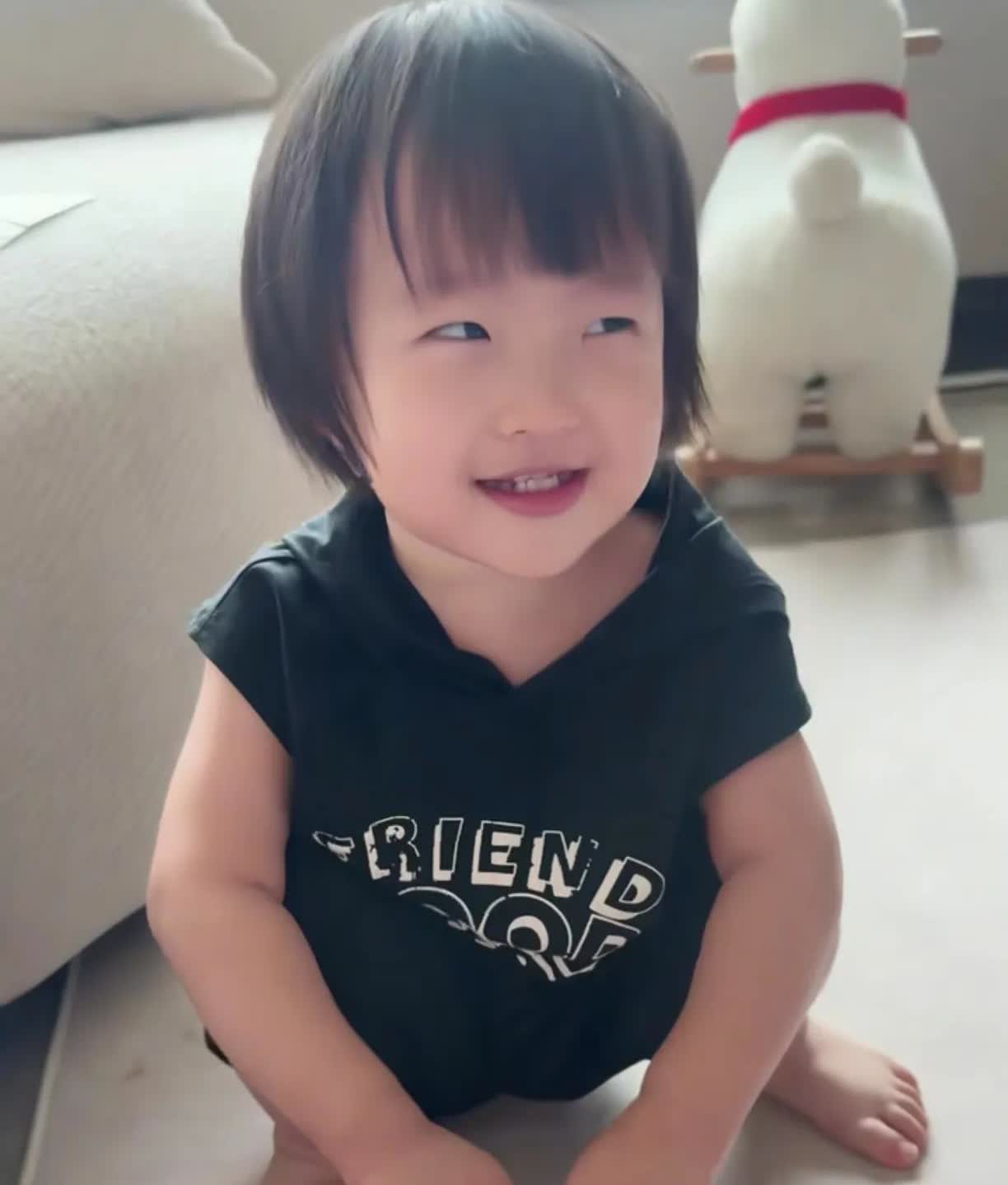 黄一鸣问闪闪想不想奶奶，闪闪说想，黄一鸣又问，哪里想，闪闪想了想说，心里想。网友
