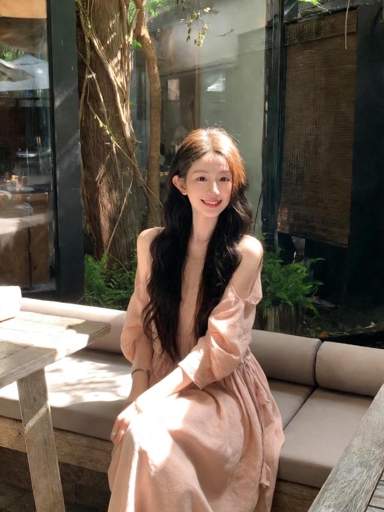 阳光洒进咖啡馆