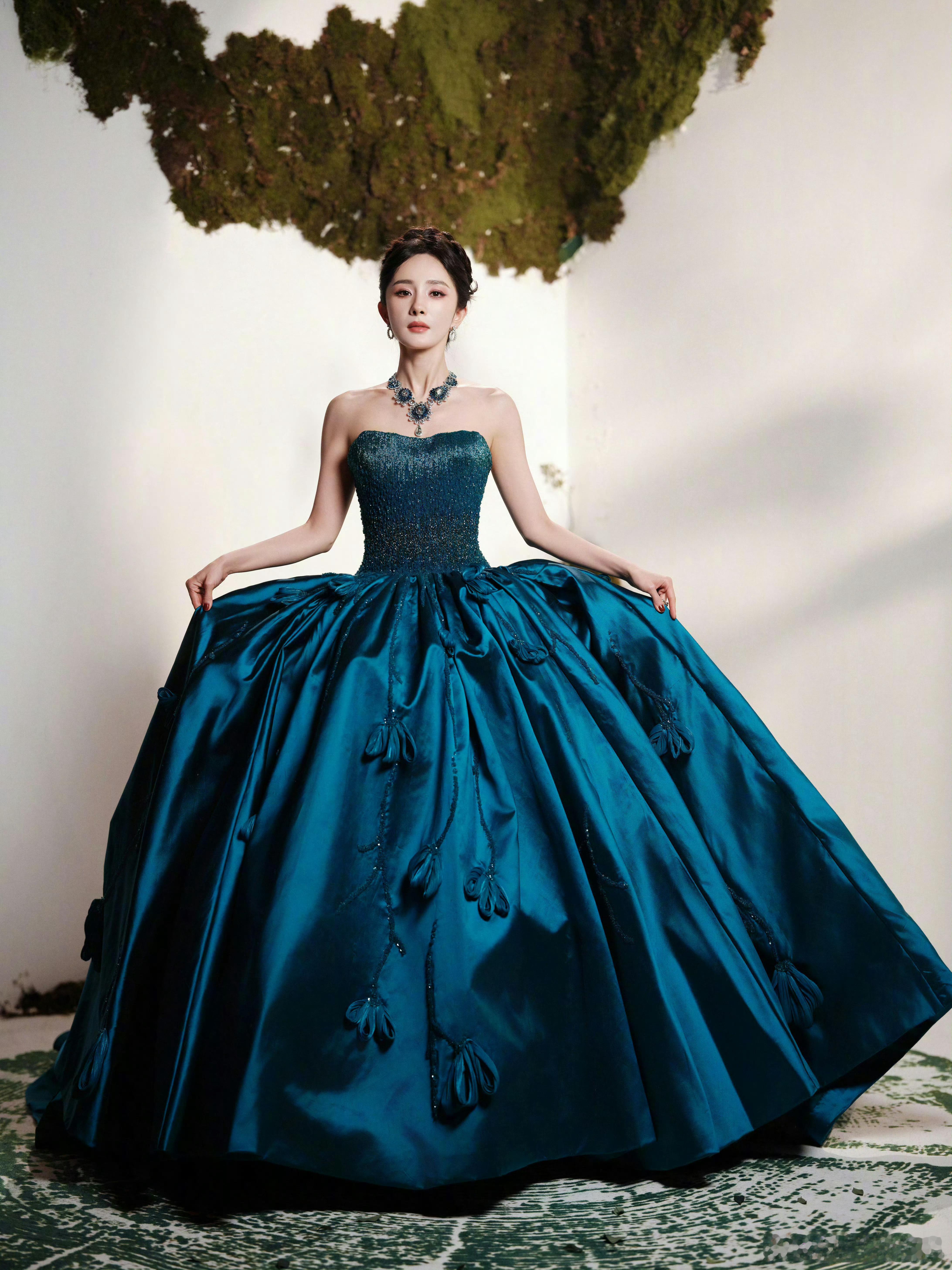 微博视界大会红毯我靠，幂姐这一套封神了女神就这样秒杀全世界​​​