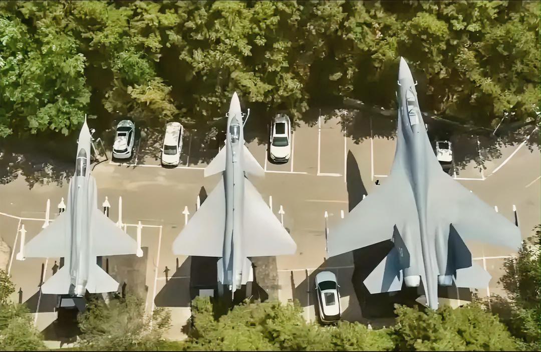 经常开战斗机的朋友肯定知道战斗机的壮观，但大多数人没有见过战斗机真正有多大，家用