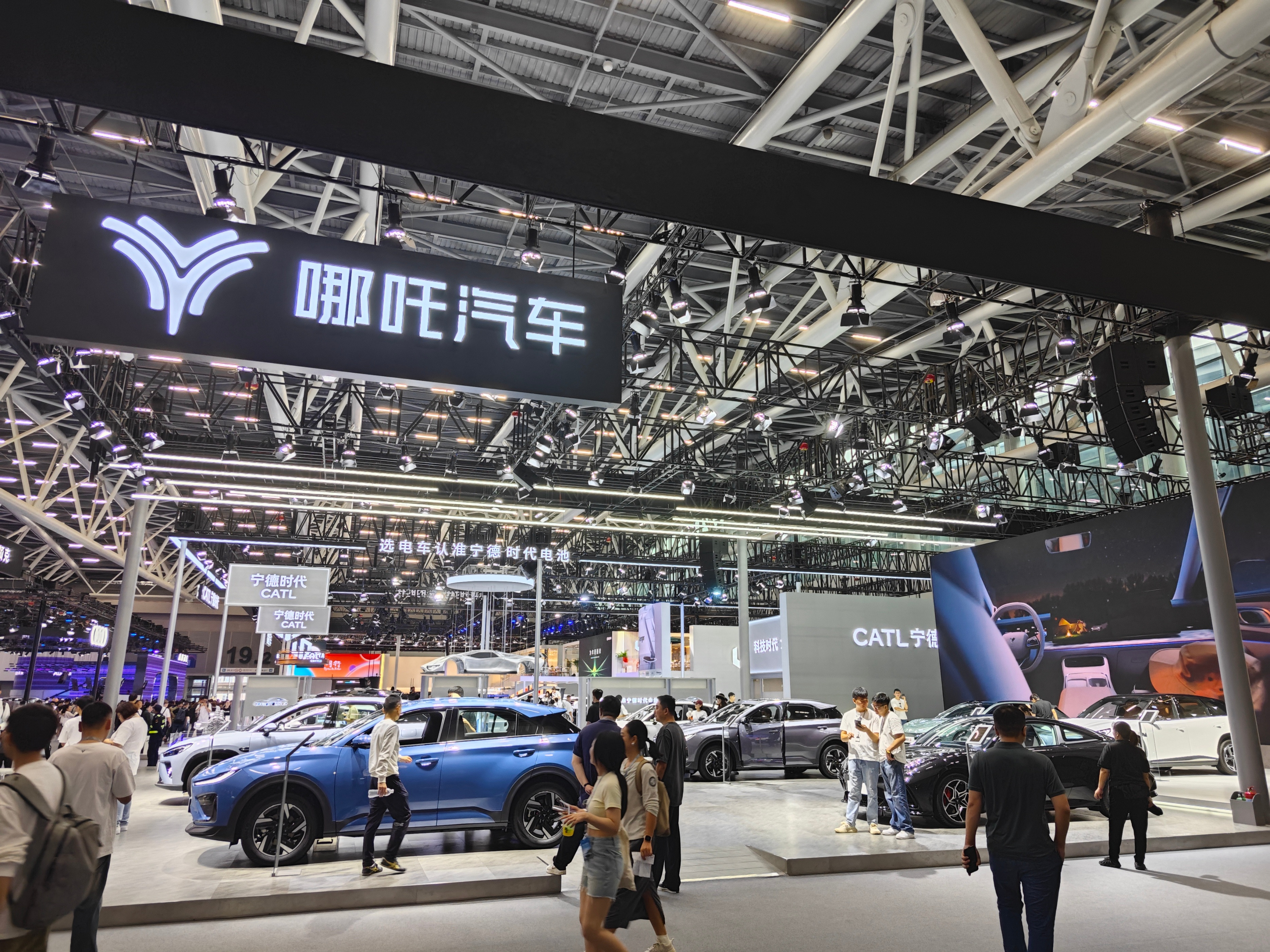 众泰哪吒谋复活，威马高合已无声哪吒汽车重整投资人计划出资30亿元，但实缴未定且仅18亿用于经营；众泰