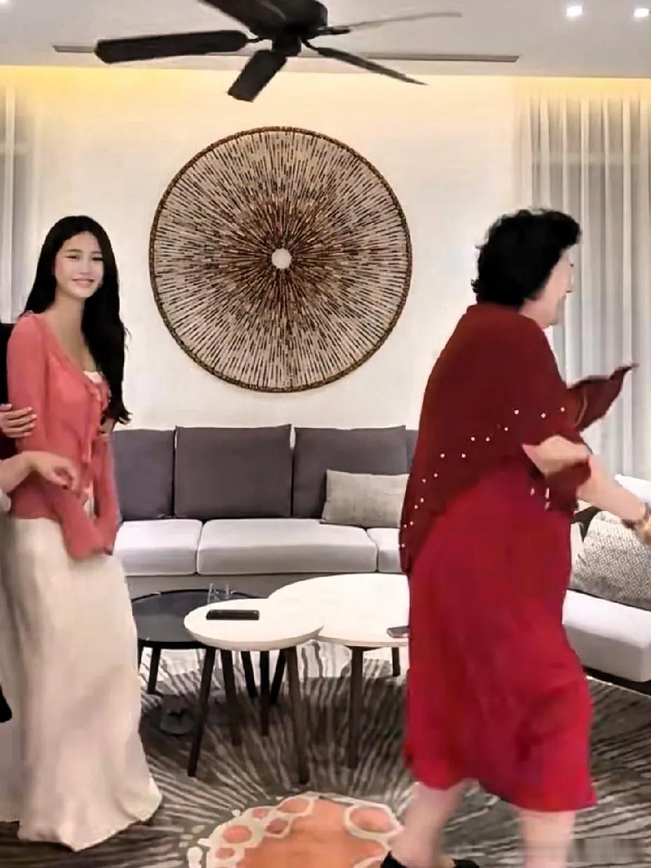 钟丽缇带婆婆到越南旅行过年，全家一起玩游戏！其实她婆婆这个人蛮可爱的，性格好，而