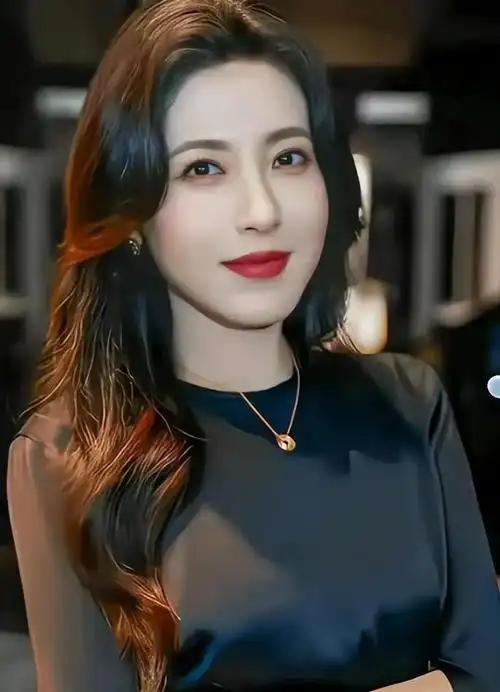 她是两百年难遇的美人，靠美貌“征服”无数男人，如今49岁了，孑然一身，孤孤单单，