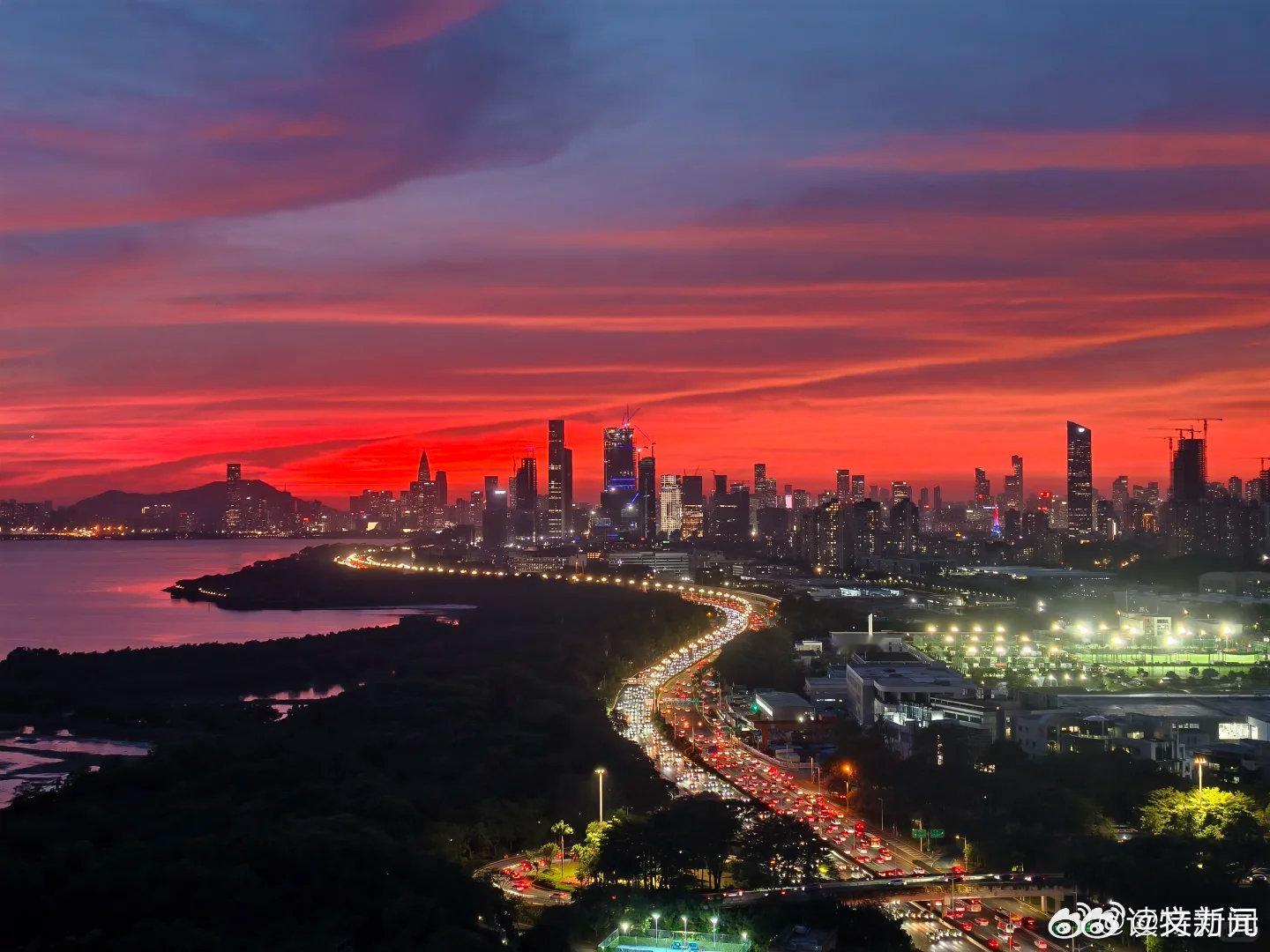 深圳晚霞，今天刚好在深圳，不得不说大自然的景色太美妙了，此时此刻要是买上一杯咖