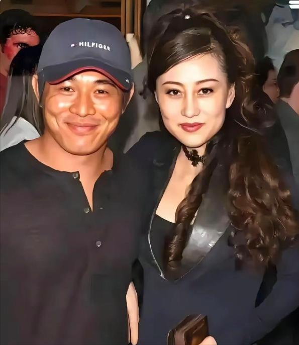 1996年，李连杰慌忙地冲进向华强的办公室，对他说：“强哥，借我1200w，我现