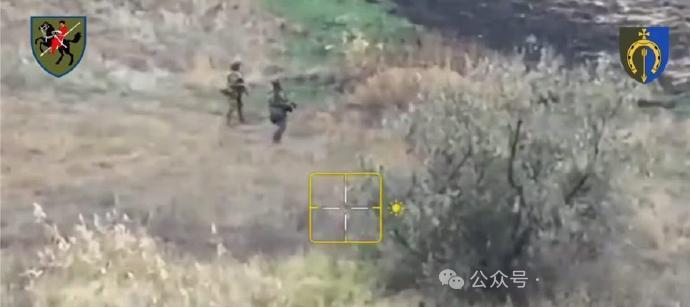 烽火问鼎计划视频证据显示越来越多的俄军女兵被派去参加“肉浪”攻势,但很不幸,在