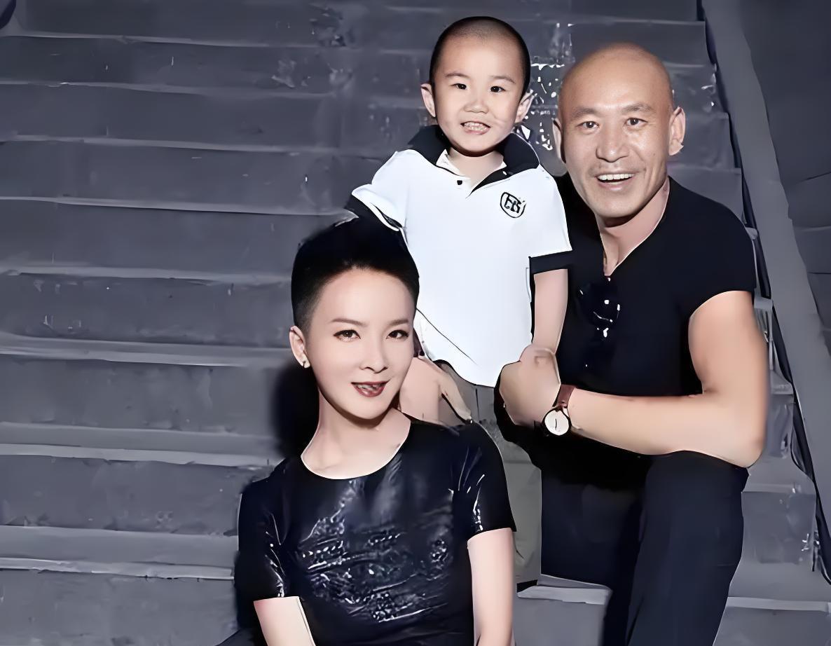 2000年，27岁的谢兰嫁给了比自己大11岁的师小红，两人结婚后，约定丁克，不要