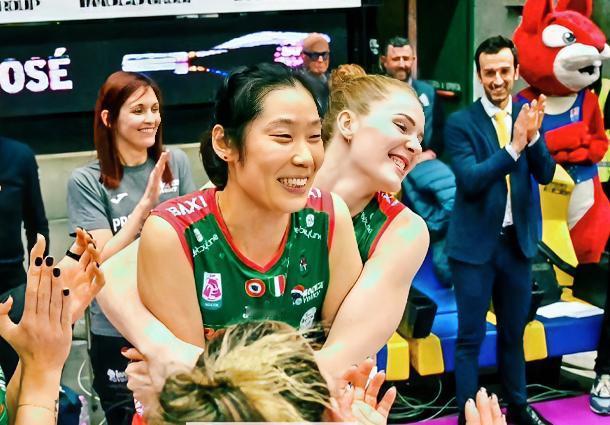 朱婷：我前前东家是瓦基弗银行！！哈克：我前前东家是斯坎迪奇！！朱婷：我前东家