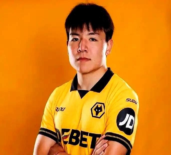 从3-4被逆转，到4-2带队翻盘，他只用了一场球。狼队首秀，他拼满全场，