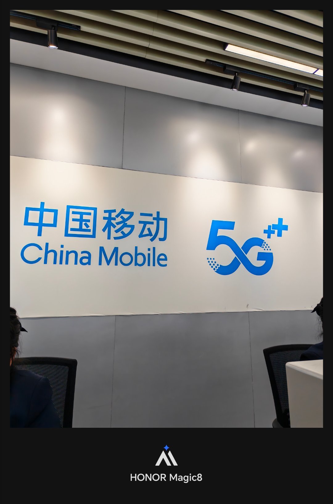 来营业厅换个卡，移动联通电信真的每张卡都好多年没换卡了[捂脸哭]听说常更新可以省电