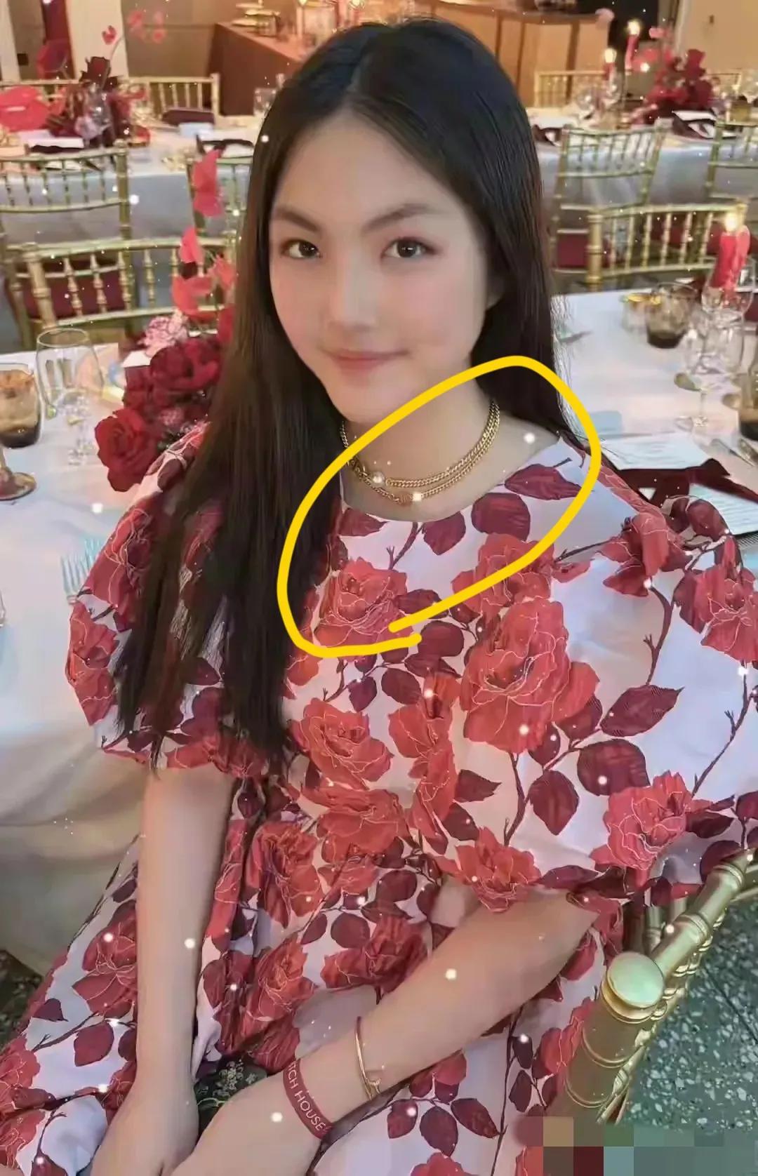 同样是星二代，王诗龄和甜馨的穿衣画风也差太多了吧？李湘女儿王诗龄穿的衣服，动