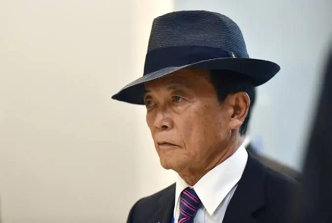麻生太郎支持高市早苗在国会对台湾的紧急情况应对措施的回应，他赞扬高市早苗的回应方
