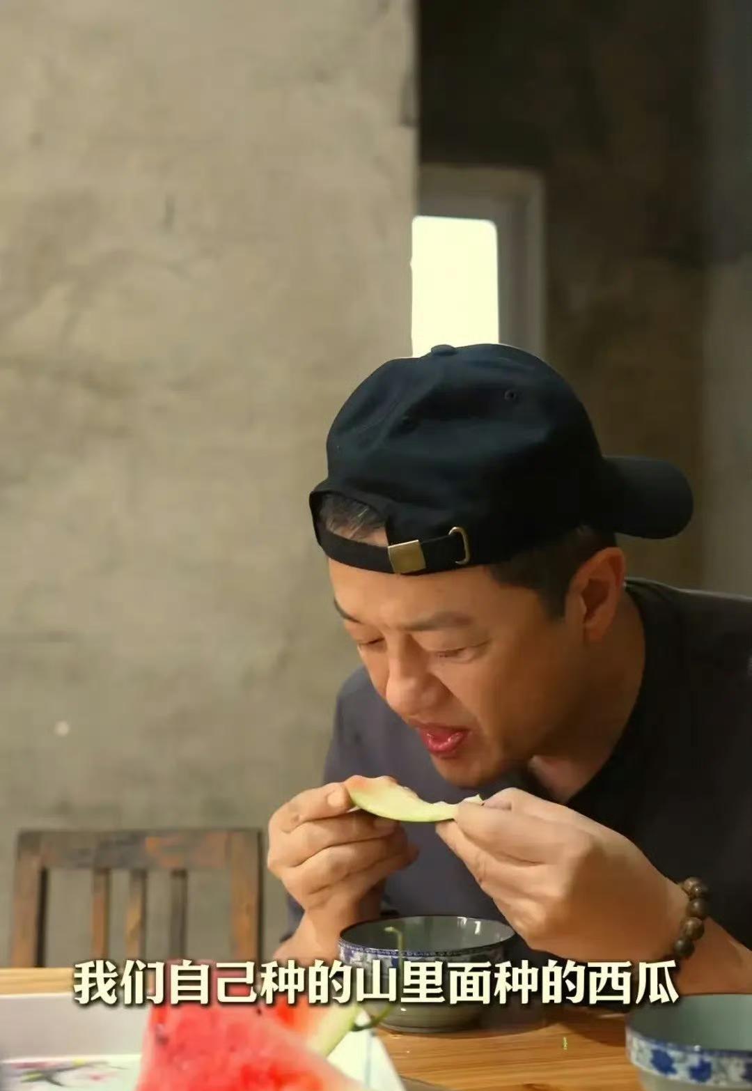 李亚鹏在毛坯房搞聚餐，亲自下厨做菜，称爱上山村生活，乐不思蜀！网友：这是找对赛