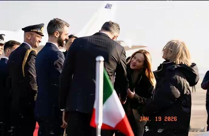 意大利总理icon今天访问韩国icon，但她到韩国的第一件事就做错了，难怪李在明