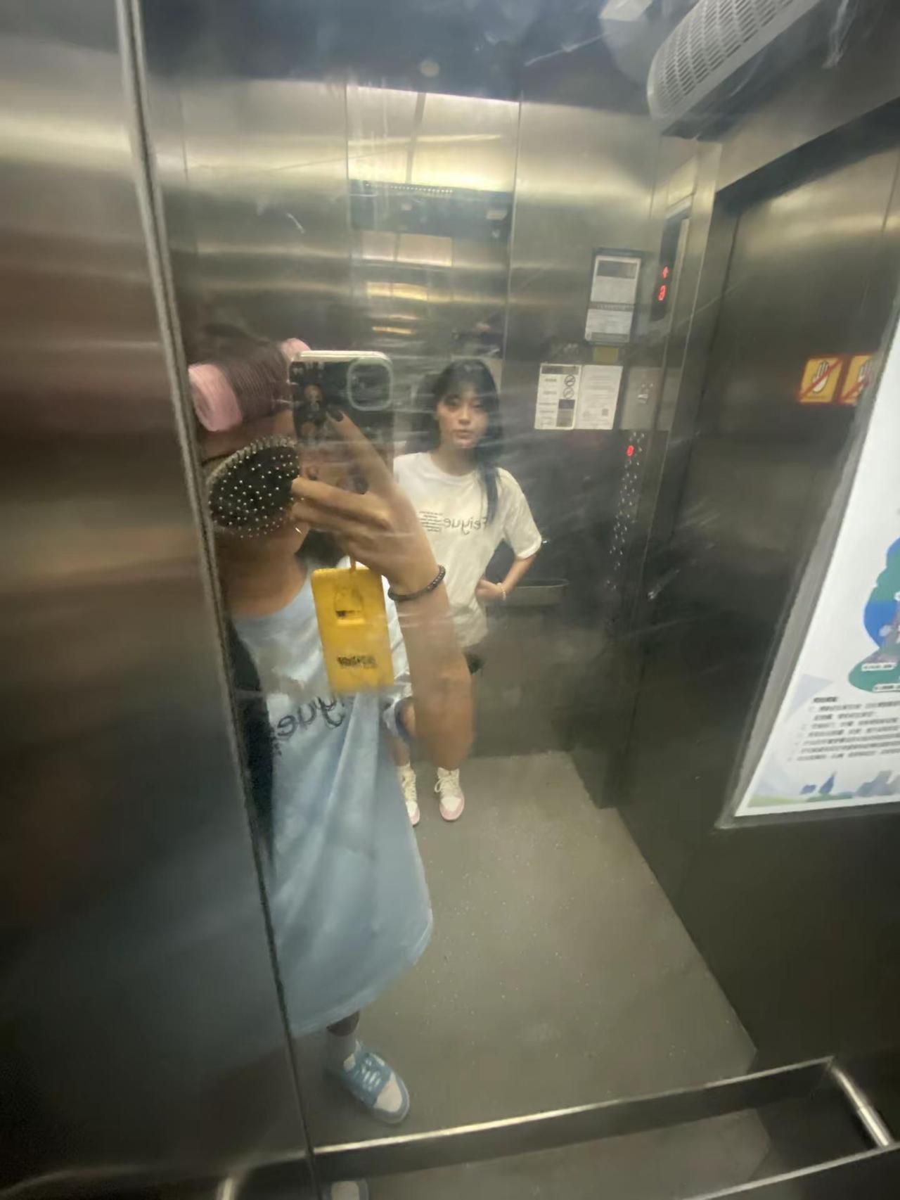 @卖萌总被肘击你的穿搭过肩的长发可爱的脸阴阳怪气的嘴时好时坏的脾气偶