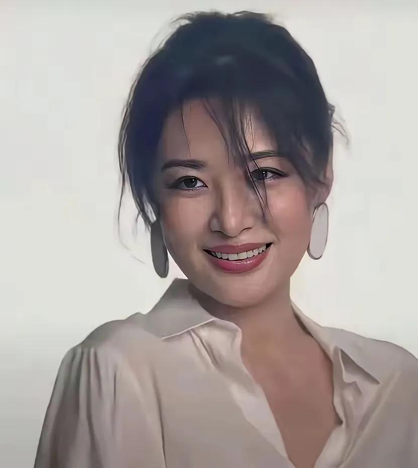 周涛今年58岁了，还是这么漂亮，周涛堪称央视荧幕里极具东方韵味的美人，年轻时容貌