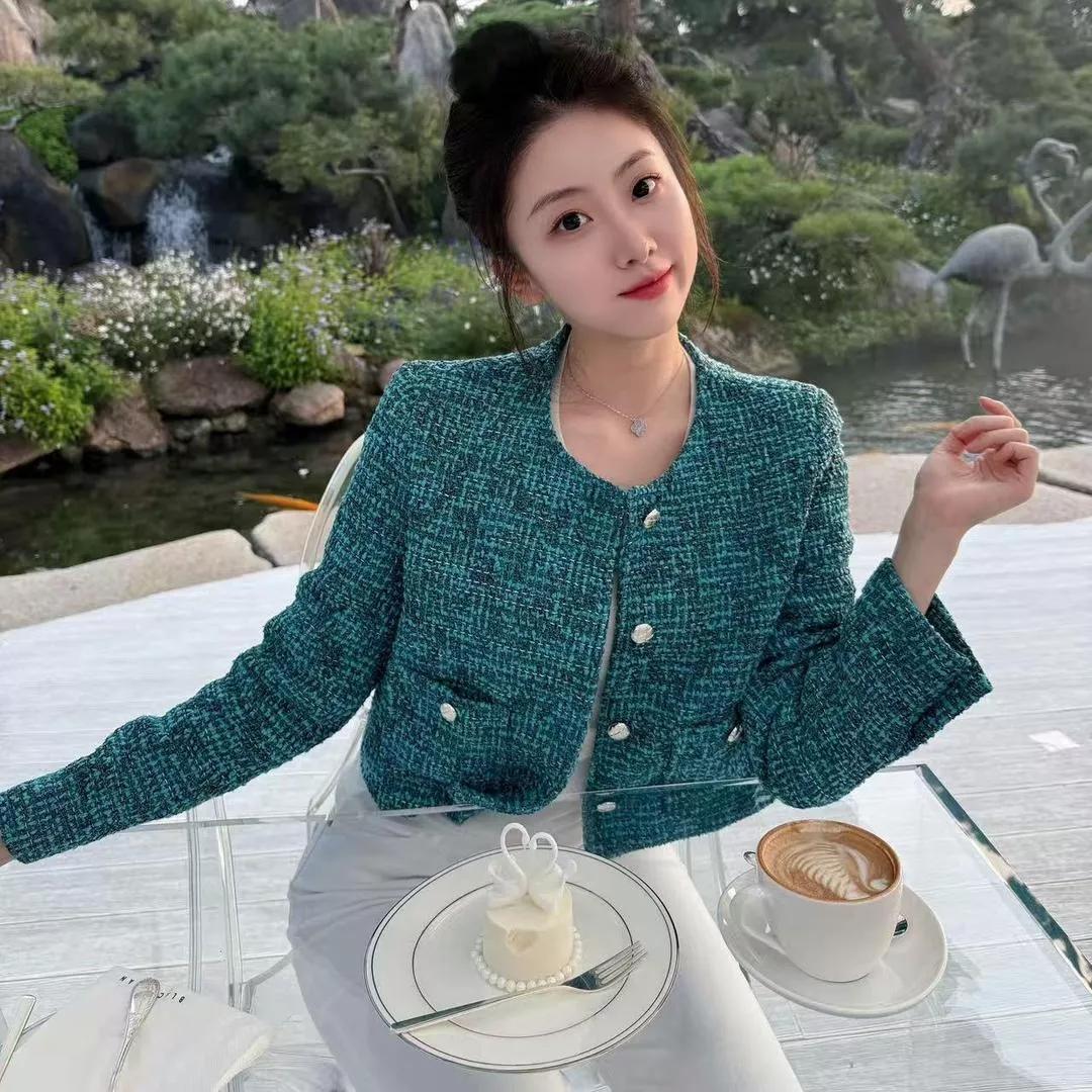 在宁静的公园里，享受一杯咖啡和甜点，悠闲的午后时光。居家浪漫下午茶日常咖啡时光