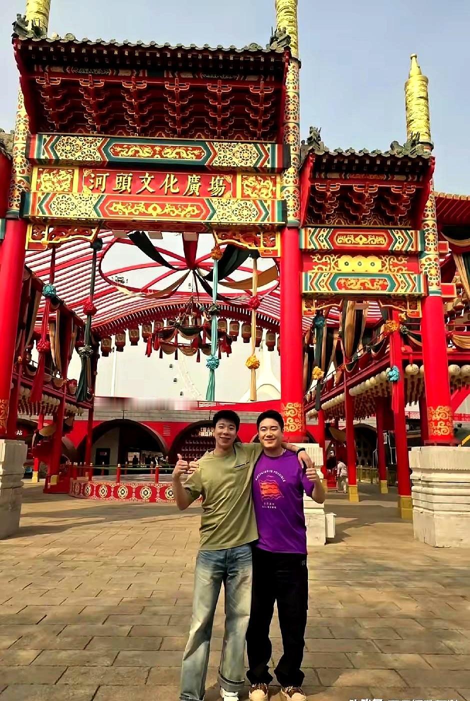 梁靖崑前脚在伦敦采访里说只想回家陪老婆孩子,后脚假期里和徐瑛彬组兄弟局,把美丽姐