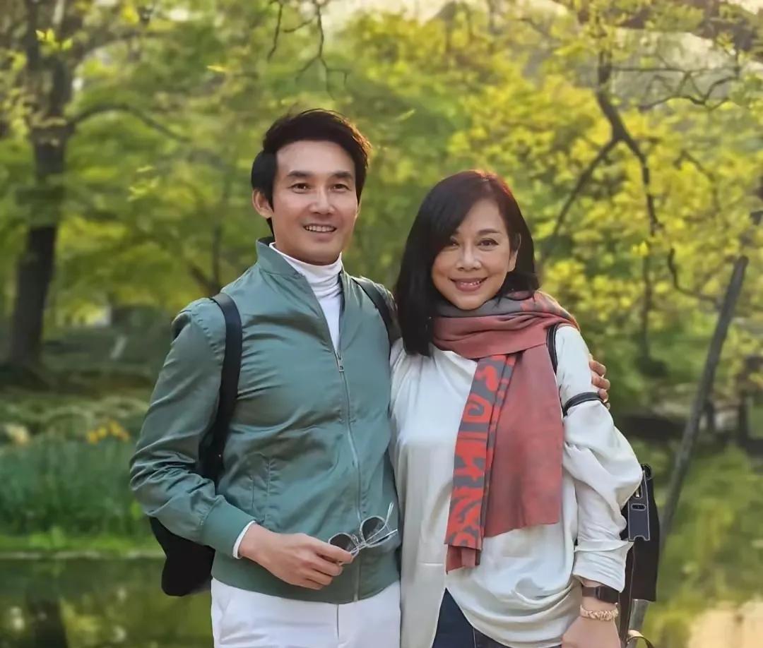 从拍照时的身体语言看，张铎跟陈松伶两人确实关系不错，很自然，亲密但不过腻，没有特