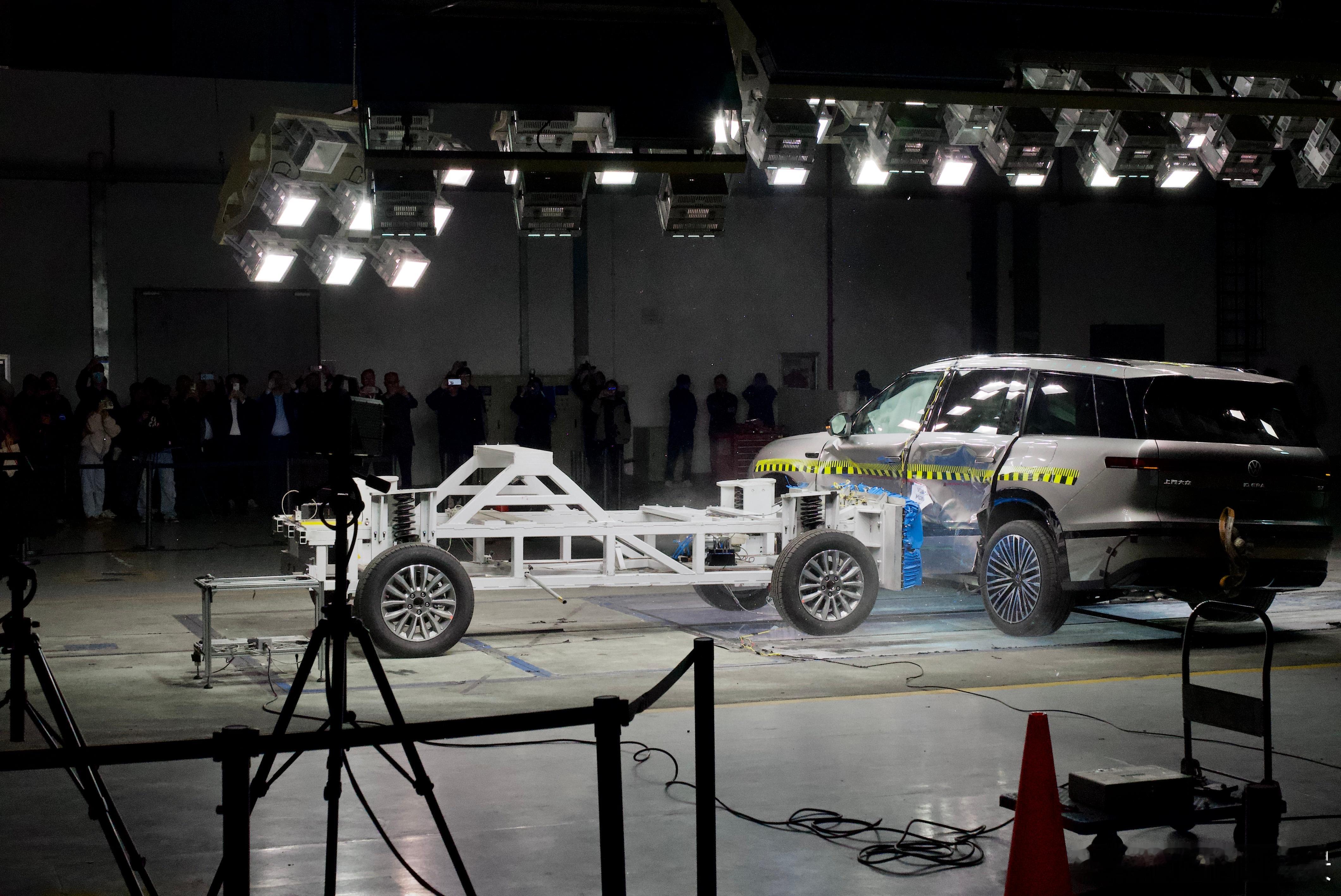 今天算是长见识了，上汽大众原来有自己的碰撞测试标准，甚至比国标的更加严格！这不，