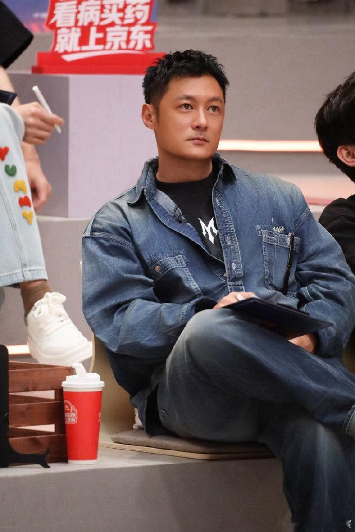 余文乐45岁当上了忙内从港圈大佬到部落忙内，这落差感怎么看着余文乐还挺享受的，果