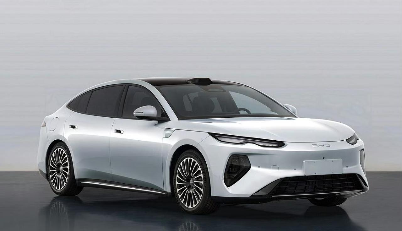 比亚迪海豹08申报图，还原概念车设计新能源中大型轿车车长5150，轴距30