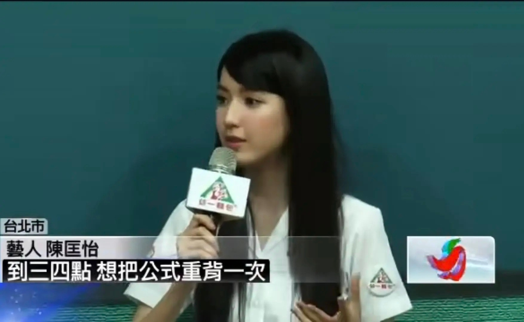早年标准校花脸陈匡怡我有段时间被她迷的一直模仿这个斜刘海发型….​​​