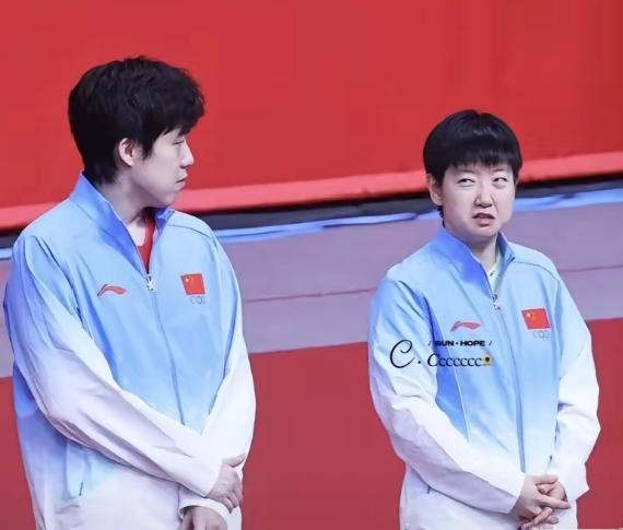 刷到这张图真的忍不住反复回看，画面氛围感直接拉满。一边是滔滔不绝的孙颖莎，小