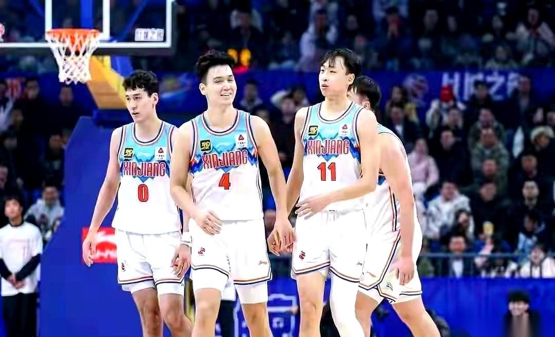 新疆队这赛季，已经不是在打球了，是在渡劫。伤病名单拉出来，一长串：队长阿不都沙