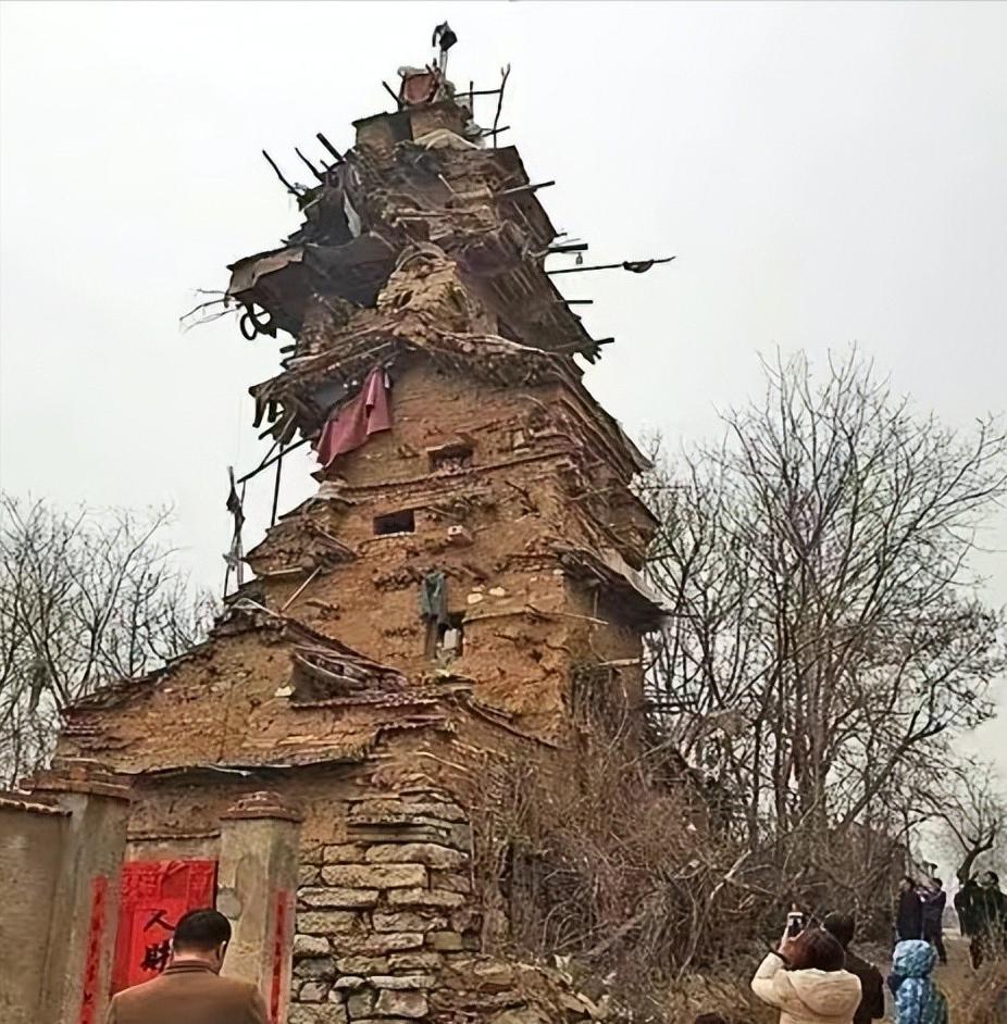 2016年，山东潍坊一名55岁的精神病患者，徒手盖起了一座“七层小楼”，他看着自