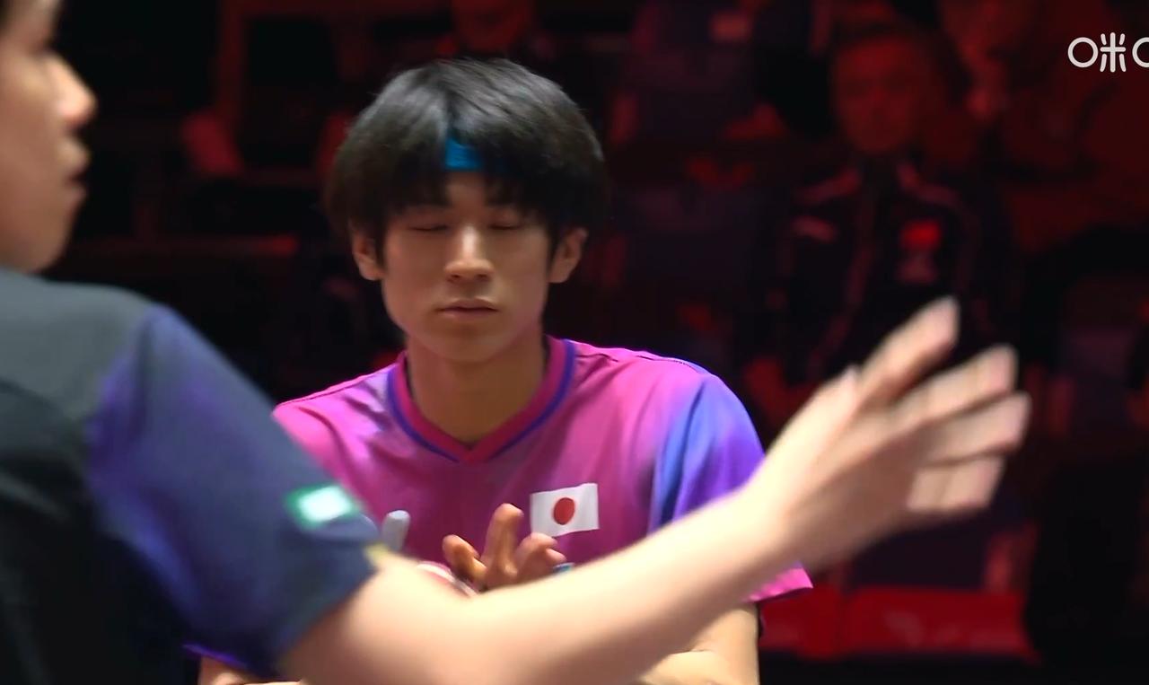 我去！王楚钦和户上这场，你猜我看到了谁？虽然是很模糊的样子，但是我貌似看