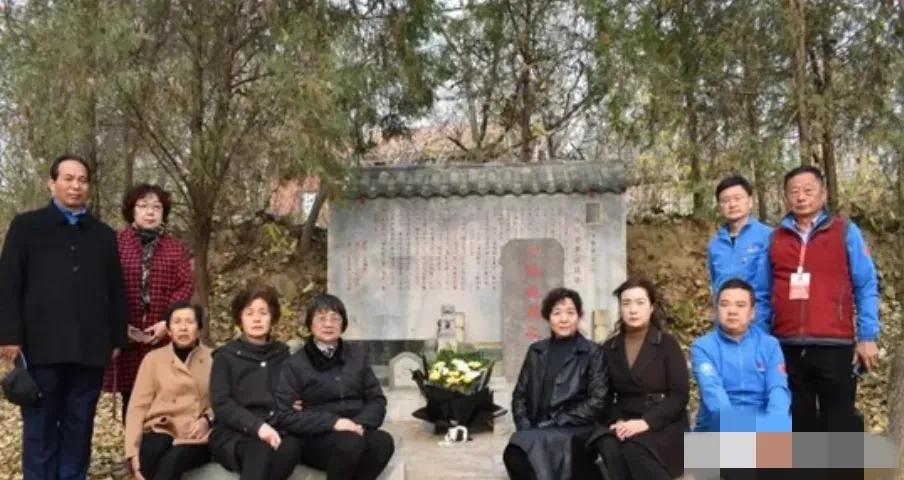 红25军后代集体跪拜普通老人墓的感人真相2020年，程子华之女林爽爽、红25