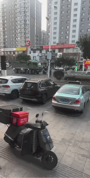 有的事儿，不是他不敢做，只有你想不到，看不到而已。骑电动车的人，可能平时一直都