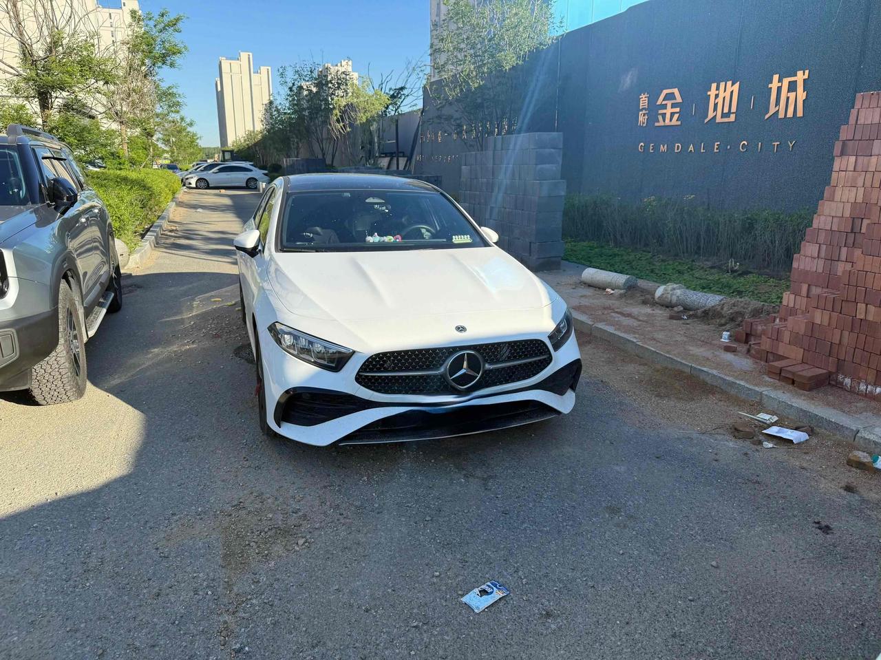 奔驰和比亚迪同框，如果不看车标，真看不出来哪个更高级，哪个价格更高！奔驰是百年
