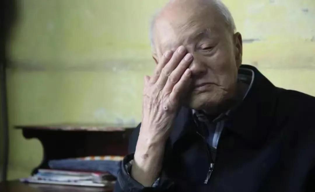 孙子“随母姓”，一位大爷怒将80万房产送侄子，儿媳发飙：一拍两散，离婚！赵大爷
