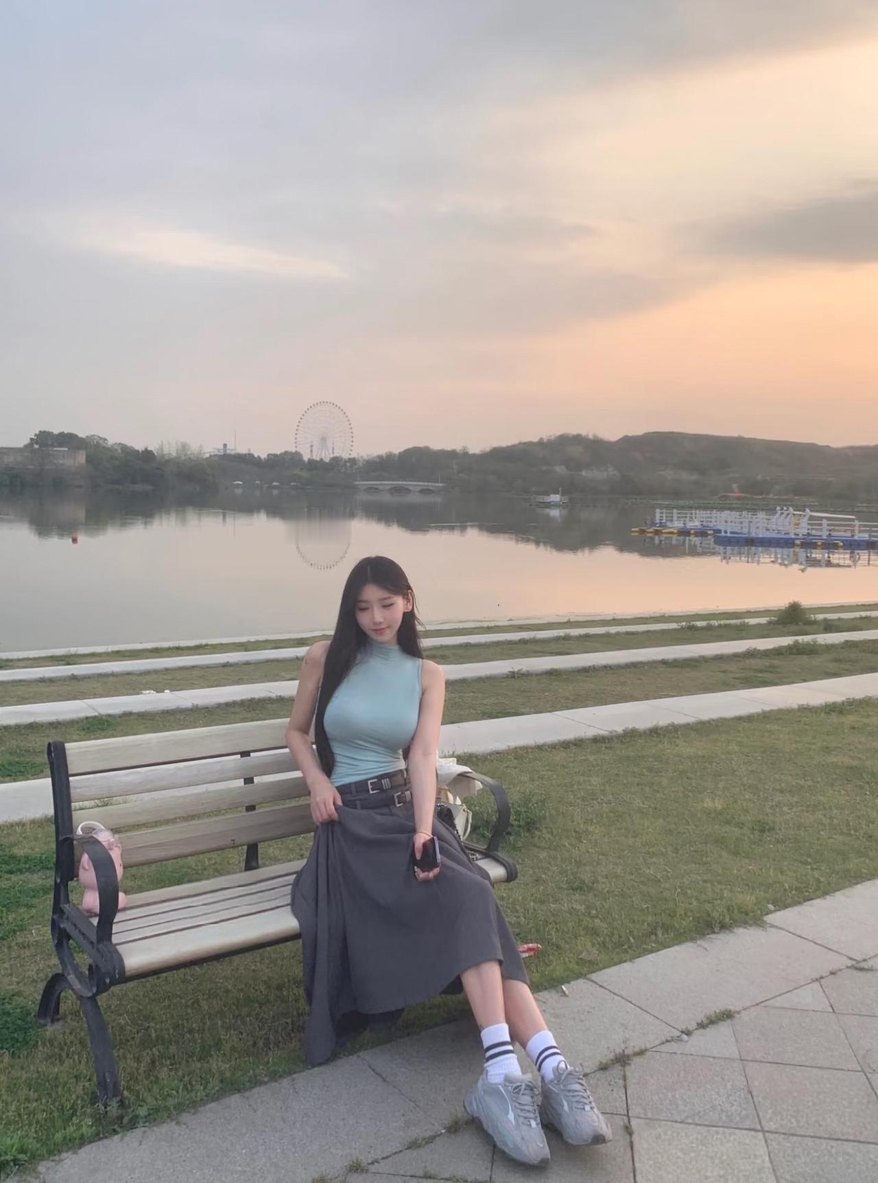 静坐湖畔，心随水静。